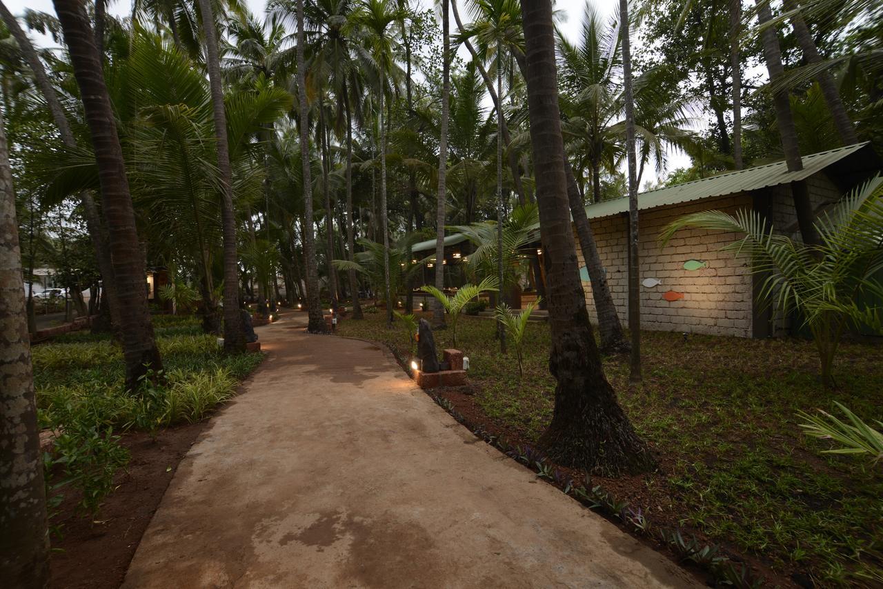 Feet Up Amaranth Resort Dāpoli Exterior foto